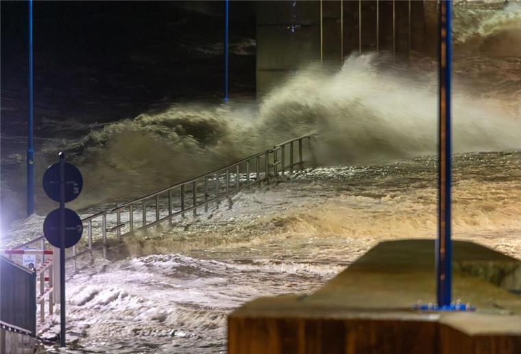 Experten ziehen Bilanz: So heftig war die Sturmflutsaison wirklich Bei einer Sturmflut an der Nordseeküste wird der Fährhafen von Dagebüll überflutet.