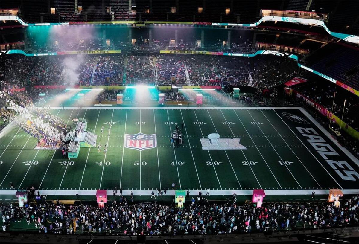 Rap-Genie und Orgasmus: Was der Super Bowl sonst noch bringt Mega Event in Party-Stadt: Die Arena in New Orleans fasst über 80.000 Menschen.