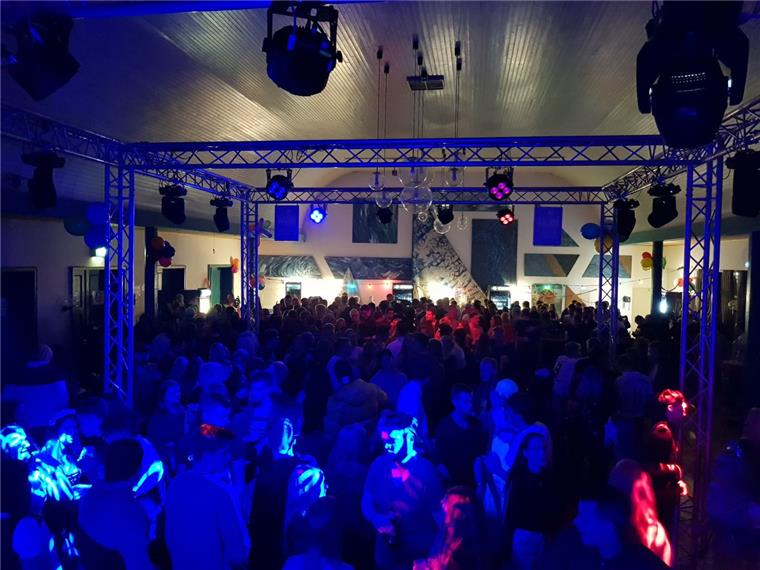 Tataah eröffnet die Karnevalssession in Butjadingen Mega-Party in Burhave.