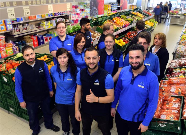 Mehmet Polat und seine Azubi-Kollegen leiten ab Montag zwei Wochen lang die Aldi-Filiale in der Stresemannstraße