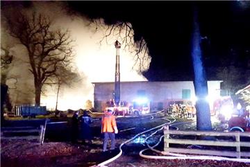Mehr als 100 Einsatzkräfte sind in der Nacht zum Sonntag ausgerückt, um ein Feuer in Wingst-Wassermühle zu bekämpfen. 
