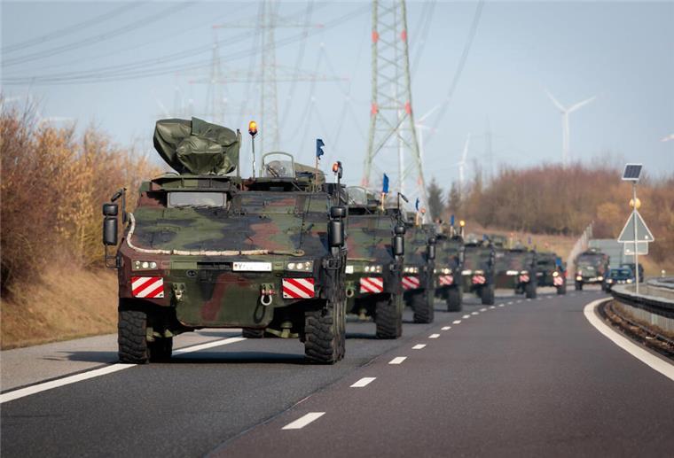 Bundeswehr-Kolonnen rollen! Mega-Manöver in Niedersachsen gestartet Mehr als 100 Fahrzeuge sind in zeitversetzten Konvois auf den Straßen unterwegs.