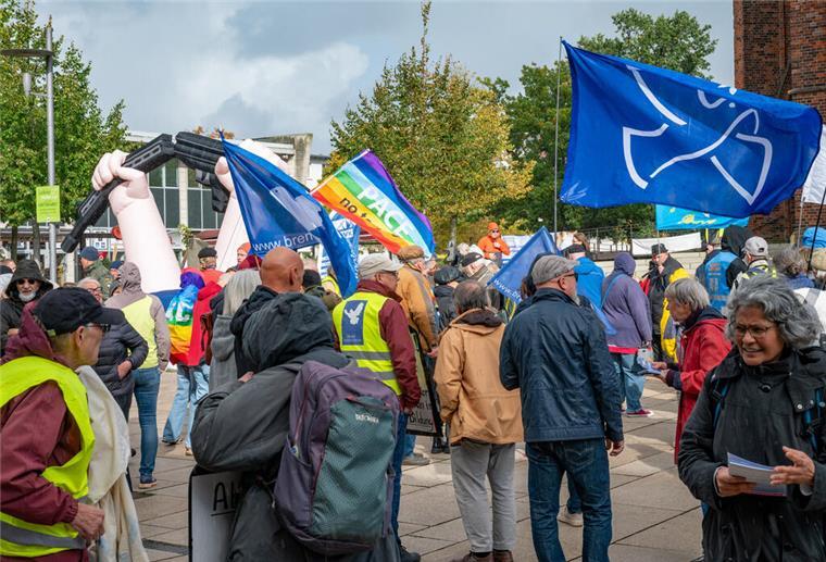 Mehr als 100 Menschen demonstrierten in Bremerhaven gegen Rüstung.