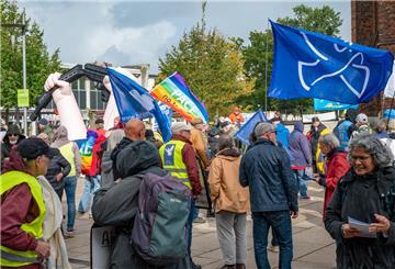 Mehr als 100 Menschen demonstrierten in Bremerhaven gegen Rüstung.