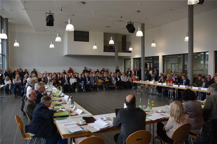 Oberstufe in Langen: Das Warten geht weiter Mehr als 100 Zuhörer hatten den Weg nach Otterndorf auf sich genommen, darunter zahlreiche Eltern, Schüler und Lehrer aus Geestland.