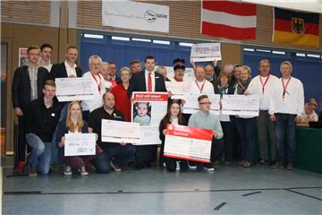 Mehr als 14 000 Euro auf einen Schlag: Symbolische Scheckübergabe der Emil-Unterstützer. Mitgemacht haben Firmen, Organisationen, Vereine, Geldinstitute sowie die Schüler der Waldschule Hagen-Beverstedt, die Beverstedter Gemeindeverwaltung und die Ortsvorsteher.