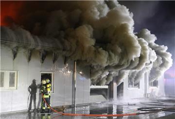Mehr als 150 Einsatzkräfte waren Ende Januar vor Ort, um den Großbrand in einer Tischlerei im Gewerbegebiet Loxstedt zu löschen.