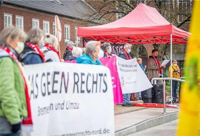 Mehr als 150 Teilnehmer kamen am 1. Mai zur friedlichen Kundgebung vor der Großen Kirche zusammen.