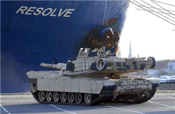 Mehr als 200 Panzer der US-Army werden in den nächsten Tagen im Hafen entladen.