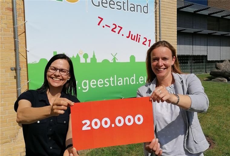 Mehr als 200000 Kilometer geradelt in drei Wochen: Über diese Bilanz freuen sich Sonja Thomas (links) und Dana Hebener vom Organisationsteam der Stadt Geestland. Stadt Geestland
