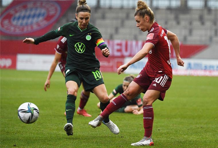 Frauen-Bundesliga startet: 30 Fußballspiele frei im TV Bayerns Linda Dallmann (r) spielt vor Wolfsburgs Svenja Huth den Ball