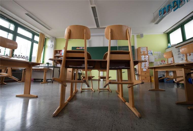 Ein leeres Klassenzimmer an einer Grundschule.