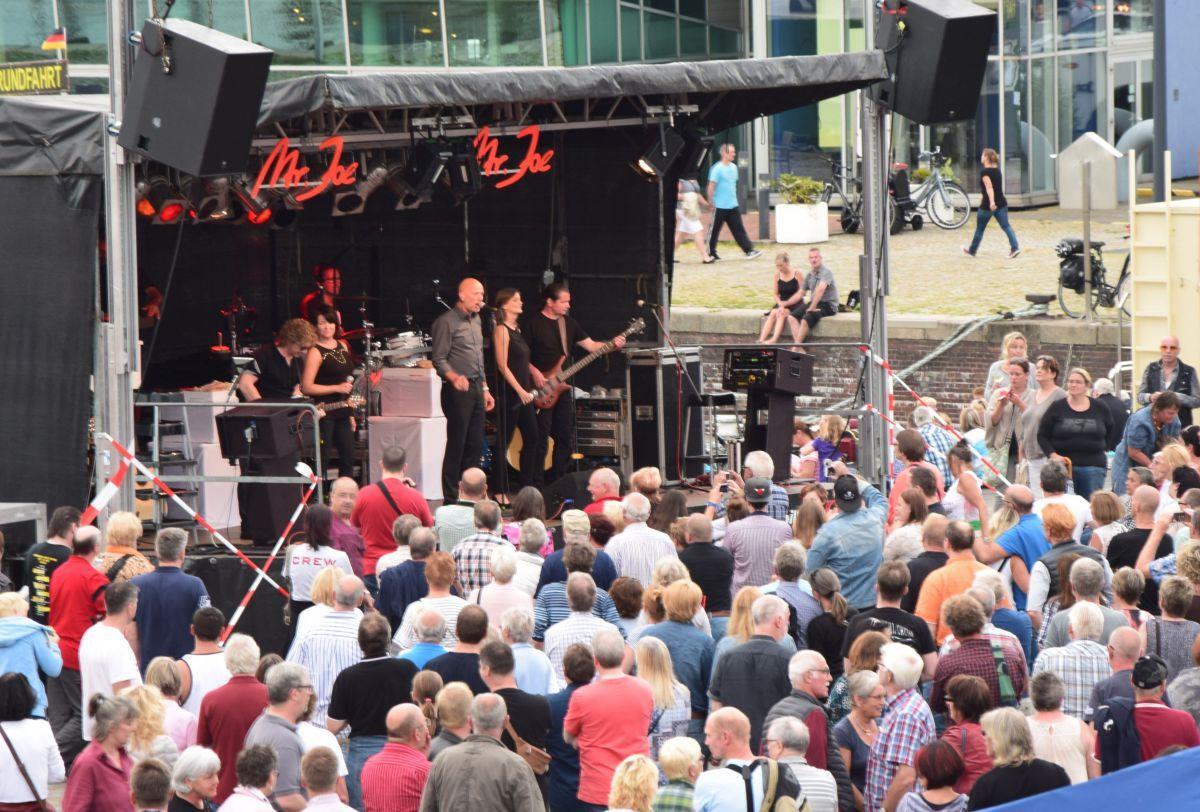 Mehr als 3000 Besucher kamen am Donnerstag zum Musiksommer ins Schaufenster Fischereihafen. Auf der Bühne stand die Tribute-Band Mr. Joe.