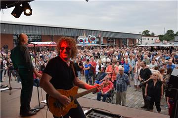 Mehr als 3000 Besucher kamen am Donnerstag zum Musiksommer ins Schaufenster Fisc...