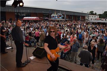 Mehr als 3000 Besucher kamen am Donnerstag zum Musiksommer ins Schaufenster Fisc...