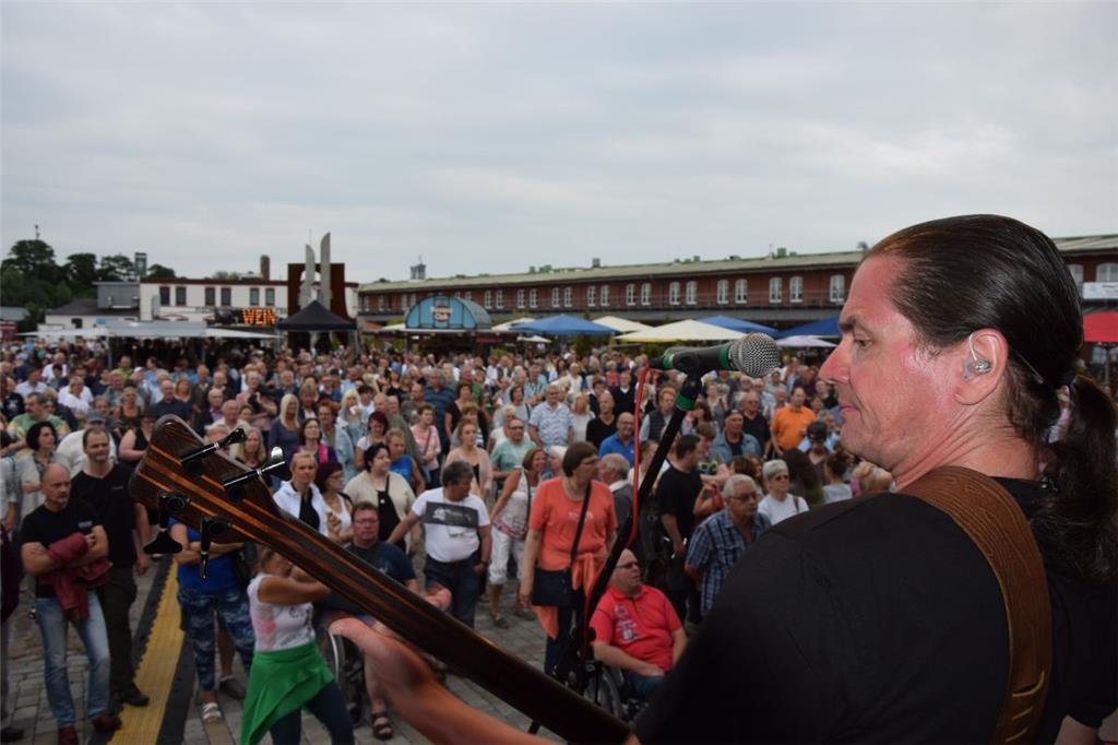Mehr als 3000 Besucher kamen am Donnerstag zum Musiksommer ins Schaufenster Fisc...