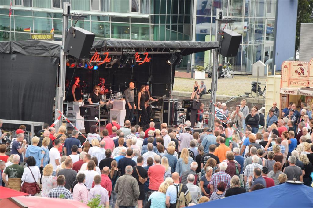 Mehr als 3000 Besucher kamen am Donnerstag zum Musiksommer ins Schaufenster Fisc...