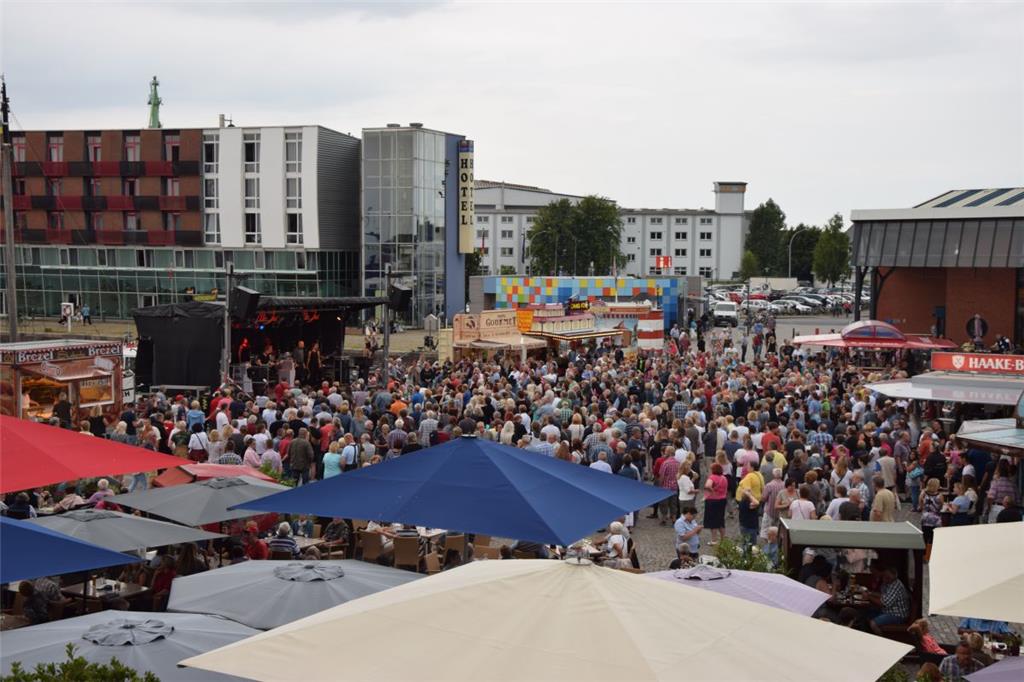 Mehr als 3000 Besucher kamen am Donnerstag zum Musiksommer ins Schaufenster Fisc...