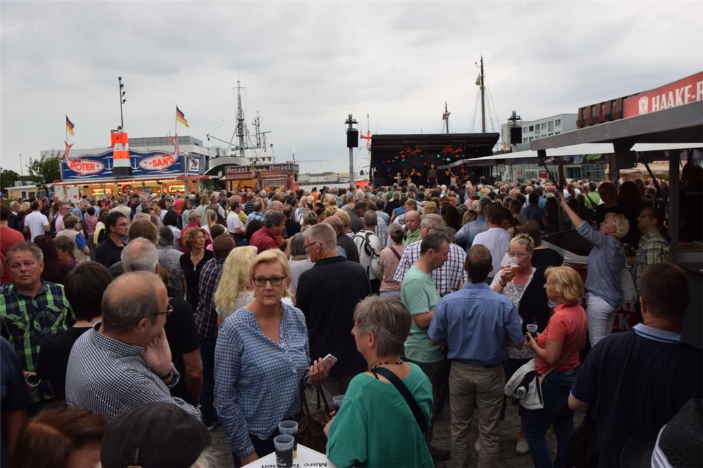 Mehr als 3000 Besucher kamen am Donnerstag zum Musiksommer ins Schaufenster Fisc...