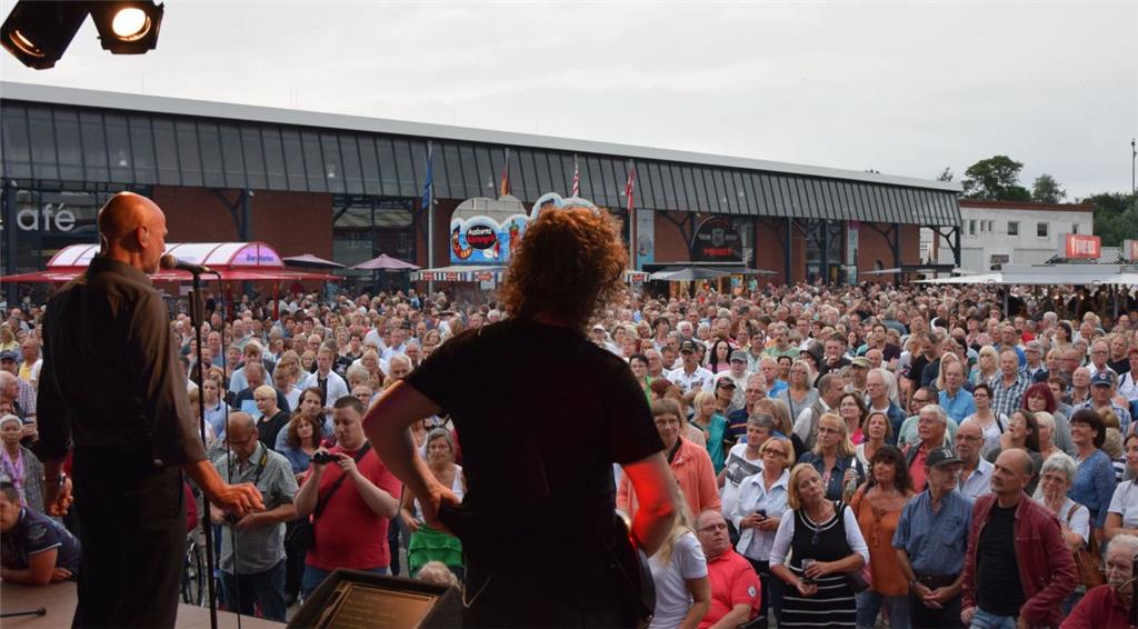 Mehr als 3000 Besucher kamen am Donnerstag zum Musiksommer ins Schaufenster Fisc...