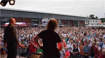 Mehr als 3000 Besucher kamen am Donnerstag zum Musiksommer ins Schaufenster Fisc...