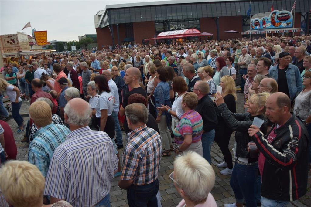 Mehr als 3000 Besucher kamen am Donnerstag zum Musiksommer ins Schaufenster Fisc...