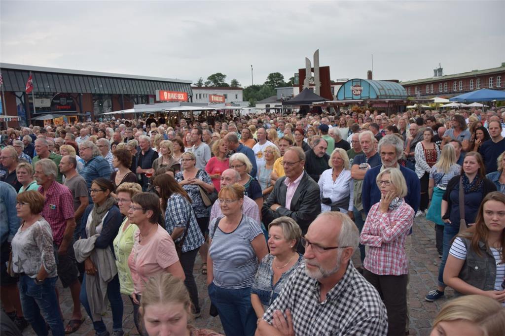 Mehr als 3000 Besucher kamen am Donnerstag zum Musiksommer ins Schaufenster Fisc...