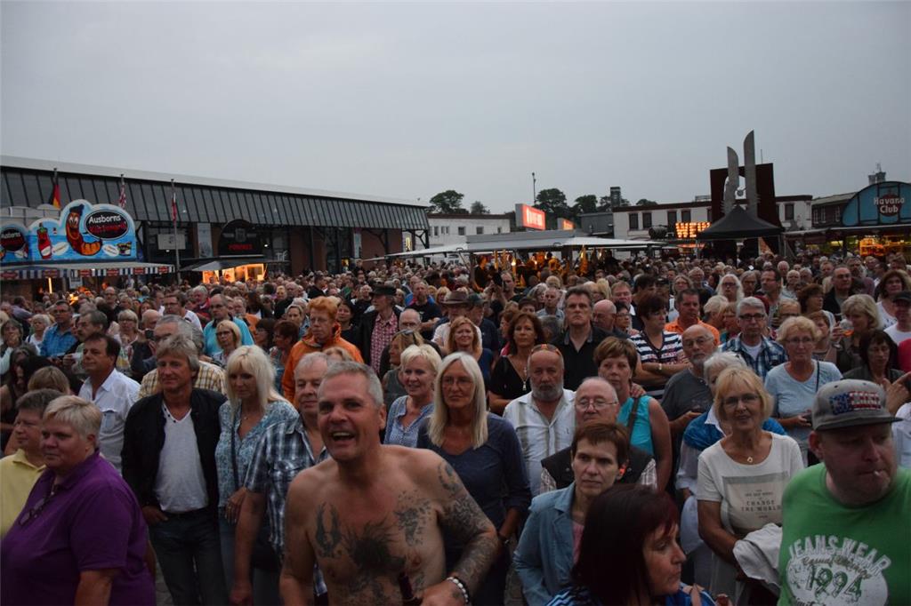 Mehr als 3000 Besucher kamen am Donnerstag zum Musiksommer ins Schaufenster Fisc...