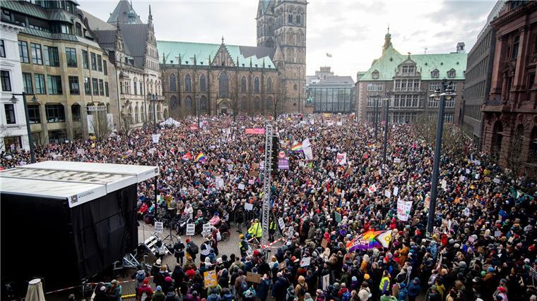 Zehntausende setzen Zeichen gegen rechts Mehr als 35.000 Teilnehmerinnen und Teilnehmer versammelten sich der Polizei zufolge auf dem Domshof in Bremen.
