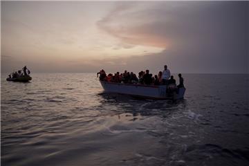 Mehr als 400 Flüchtlinge konnten im Mittelmeer von zwei Rettungsschiffen aufgenommen werden.



