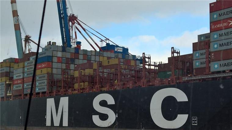 Mehr als 400 umgestürzte Container sind von Bord der "MSC Zoe" geborgen worden. Das Schiff wird voraussichtlich am Dienstag auslaufen.
