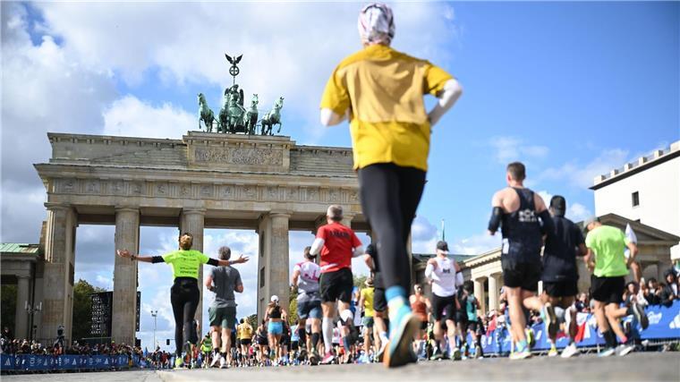 Rekord: Mehr als 54.000 erreichen Marathon-Ziel in Berlin Mehr als 54.000 Läuferinnen und Läufer erreichten das Ziel in Berlin.