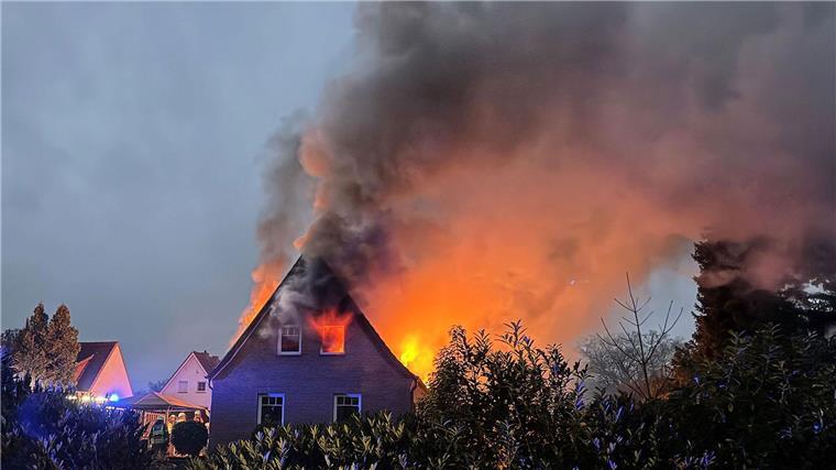 Brand im Obergeschoss: Familie rettet sich aus Haus Mehr als 70 Einsatzkräfte bekämpften die Flammen in Sandhausen.