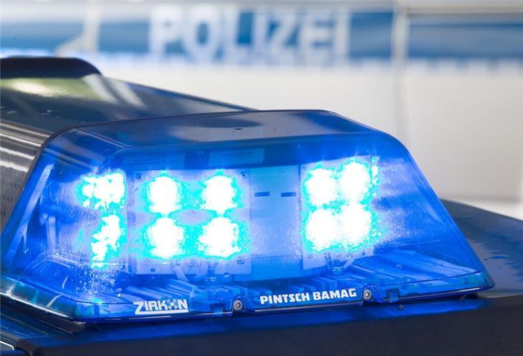 Ein Blaulicht leuchtet auf dem Dach eines Polizeiwagens
