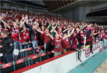 Mehr als 800 Pinguins-Fans feuerten ihre Mannschaft in Prag an.