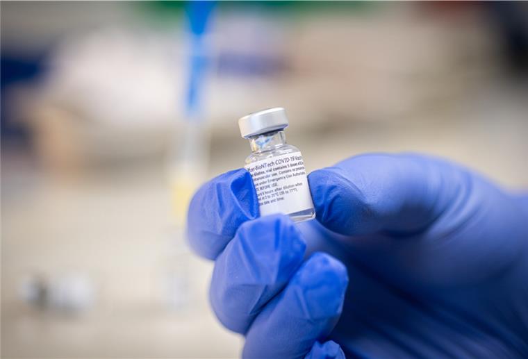 Mehr als 8000 Dosen des Biontech-Impfstoffs werden bis Ende März im Landkreis erwartet. Sie dienen der Erstimpfung.
