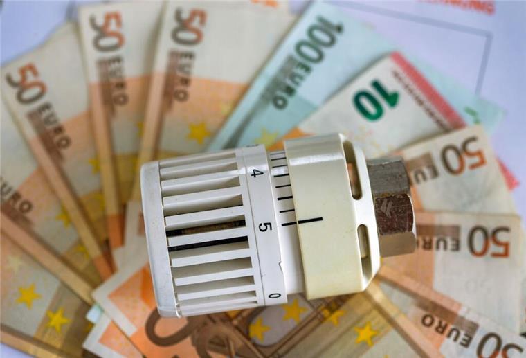 Ein Heizungsthermostat liegt am 04.12.2014 in Schwerin (Mecklenburg-Vorpommern) auf der Heizkostenabrechnung und Euro-Geldscheinen.