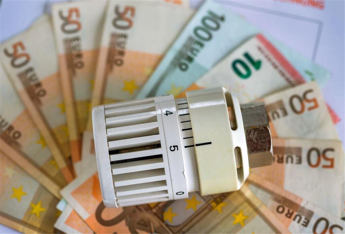 Ein Heizungsthermostat liegt am 04.12.2014 in Schwerin (Mecklenburg-Vorpommern) auf der Heizkostenabrechnung und Euro-Geldscheinen.