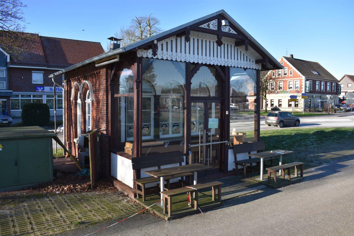 Mehr als ein Jahr steht der Imbiss-Pavillon auf dem Rodenkircher Marktplatz leer. Nun möchte Kosta Papageorgiou der kleinen Bude neues Leben einhauchen.