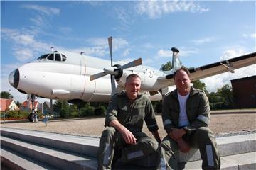 Mehr als ein Jahrzehnt gehörten Triebwerker Jürgen Lempens (links) und Ausrüster Michael Malasch zu den Technikern für den Seeaufklärer vom Typ „Breguet Atlantic BR 1150“. Seit 2010 organisieren sie im Zwei-Jahres-Rhythmus Treffen mit den ehemaligen Kollegen in Nordholz.  