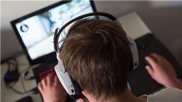 Mehr als eine Stunde täglich verbringen junge Leute zwischen 10 und 17 laut einer Erhebung mit Computerspielen. (Archivbild) 