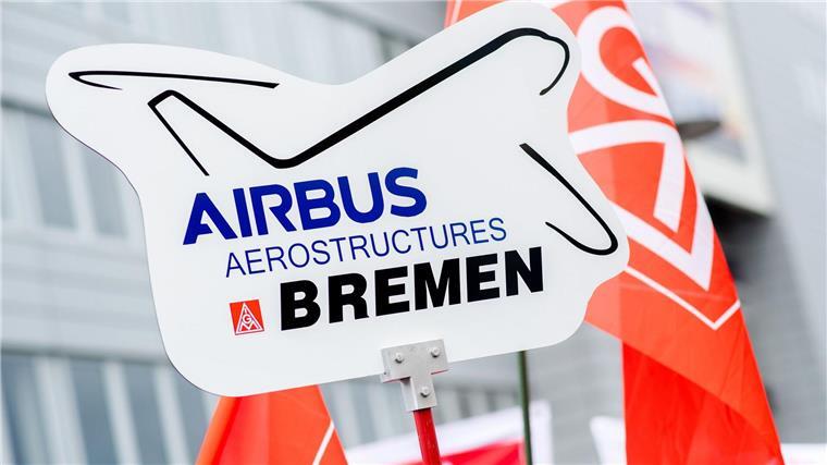 Mehr als Tausend Beschäftigte der Metall- und Elektroindustrie haben vor dem Airbus-Werkstor in Bremen für ihre Tarifforderungen demonstriert. 