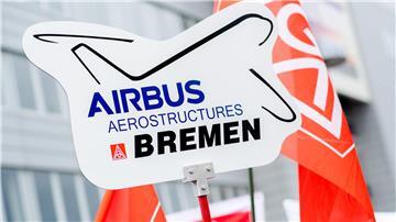 Mehr als Tausend Beschäftigte der Metall- und Elektroindustrie haben vor dem Airbus-Werkstor in Bremen für ihre Tarifforderungen demonstriert. 