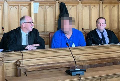 Der Angeklagte und frühere Ehemann von Ekaterina B. aus Bremerhaven im Gerichtssaal des Landgerichts in Bremen.