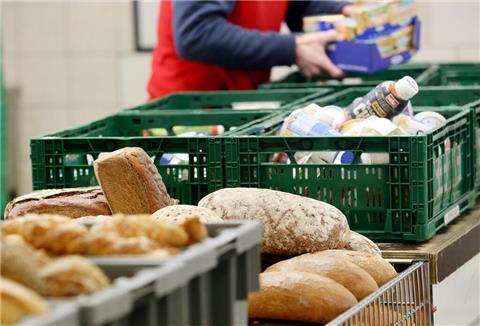 Ehrenamtliche Mitarbeiter der "Hannöverschen Tafel" bereiten die Ausgabe der Lebensmittel in einer kirchlichen Einrichtung am Mühlenberger Markt vor.