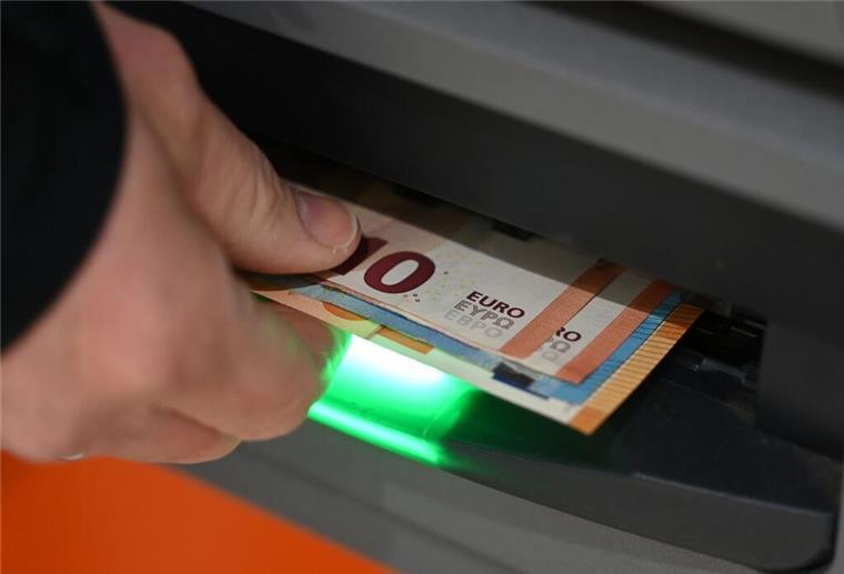 Mehr Freiheit im Alter: Einfacher Renten-Tipp kann 50 Prozent mehr Geld bringen Ein älterer Mann hebt Geld an einem Automaten ab. Mehr finanzielle Freiheit im Alter: Das wünschen sich viele Menschen. Mit einem einfachen Renten-Tipp ist das möglich.
