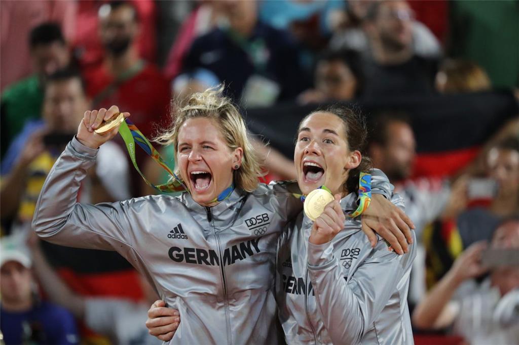 Mehr Freude geht nicht: Laura Ludwig und Kira Walkenhorst brüllen ihr Glück über...