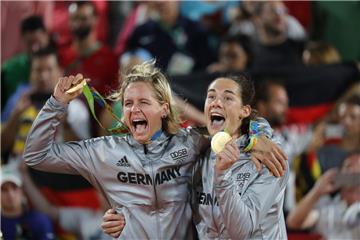 Mehr Freude geht nicht: Laura Ludwig und Kira Walkenhorst brüllen ihr Glück über...