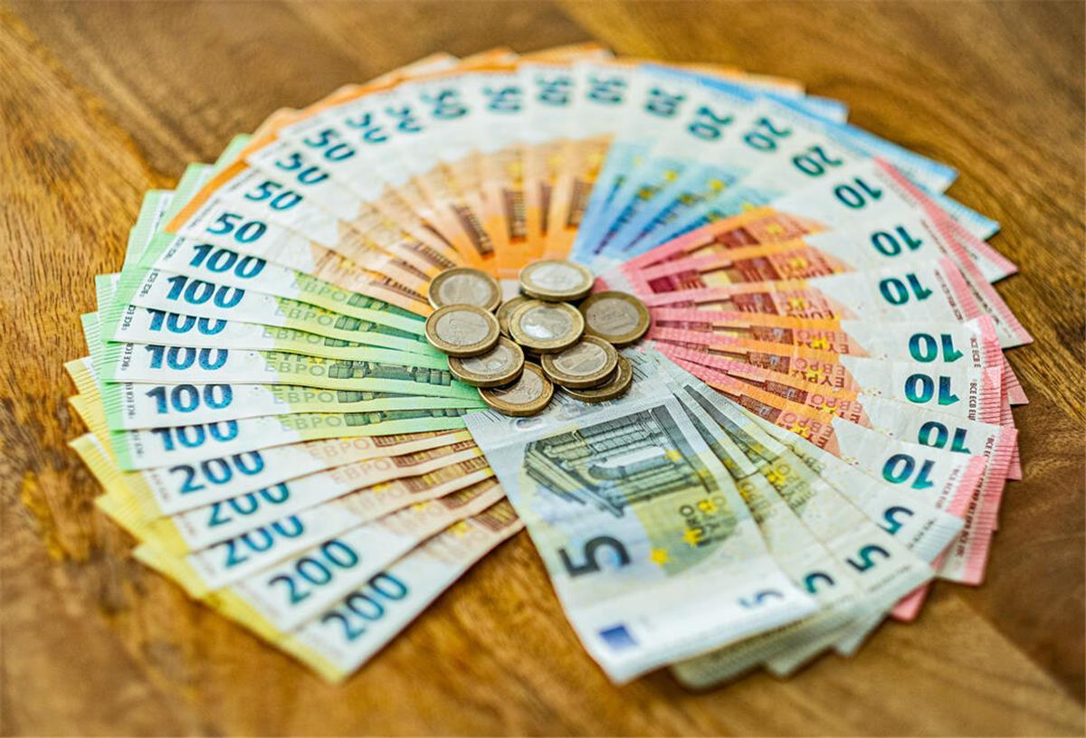 Symbol für Wert, Tausch und Macht, Geldscheine, Geld, Münzen
