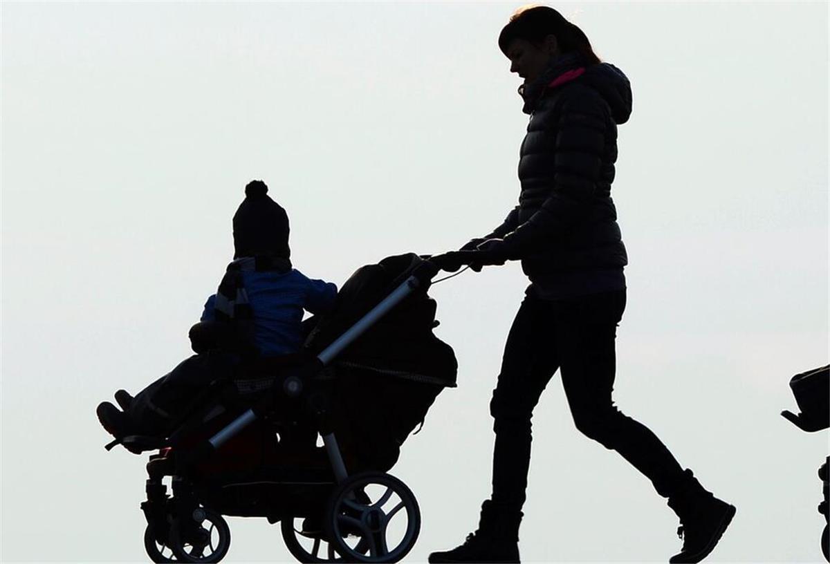 Kinderzuschlag verspricht bis zu 297 monatlich pro Kind! So bekommen Familien den Zuschuss Eine Frau schiebt einen Kinderwagen mit ihrem Kind.